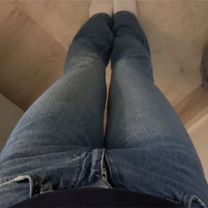 mörkblåa jeans - mörkblåa jeans från gina tricot i storlek 32! 