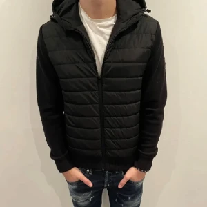 J.Lindeberg cardigan  - Hej! Säljer nu denna väldigt snygga och eftertraktade J Lindeberg cardigan!  Jackan är slutsåld överallt och går inte att få tag på… Jackan är perfekt nu till hösten/vintern Storlek M,  Skick 9/10  Ny pris: 6000 kr Säljs för: 1799 kr 