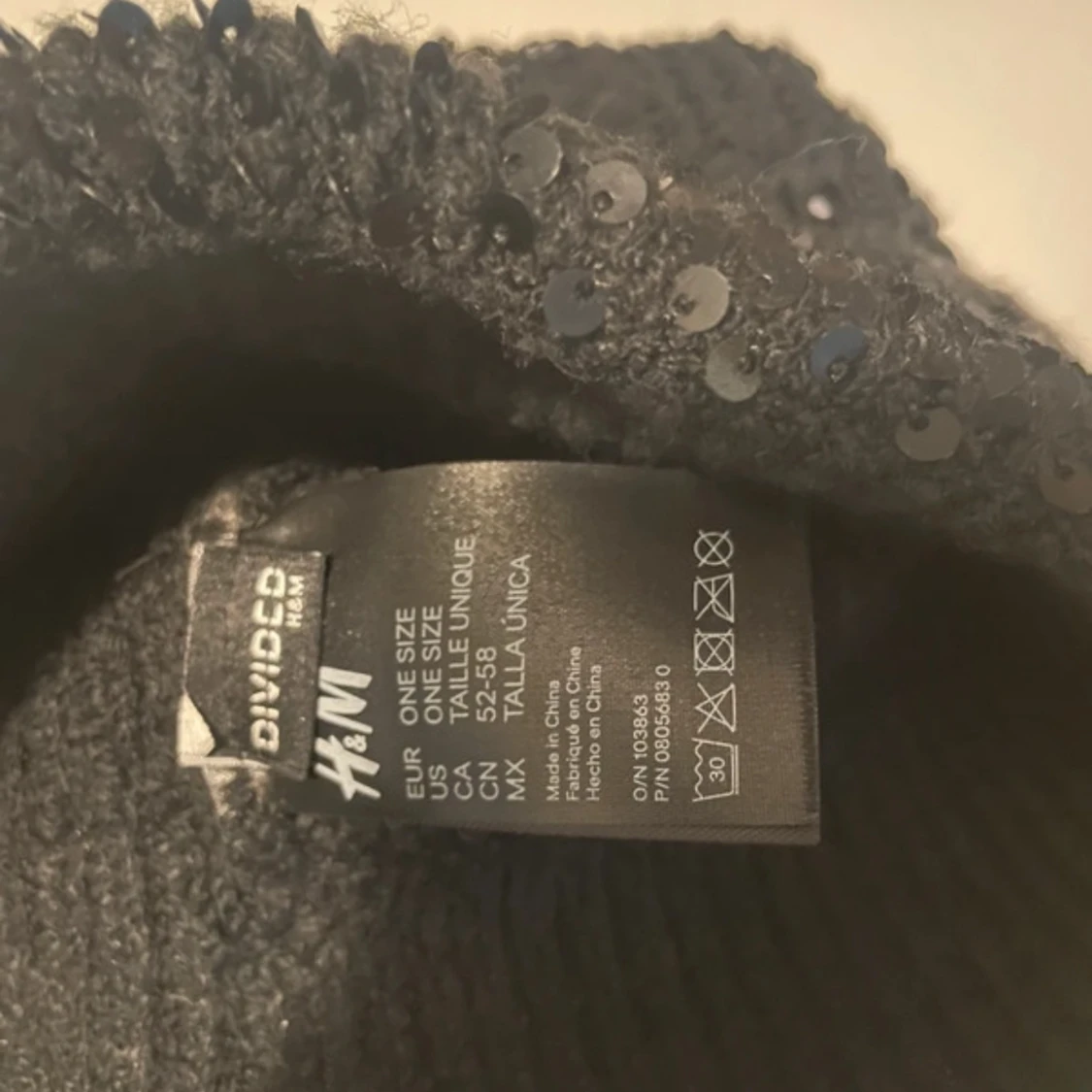 Svart mössa med paljetter - 3