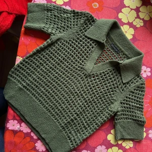 Olivgrön stickad pikétröja Stockh LM - Olivgrön stickad pikétröja i bomull från Stockh LM. Oanvänd. 