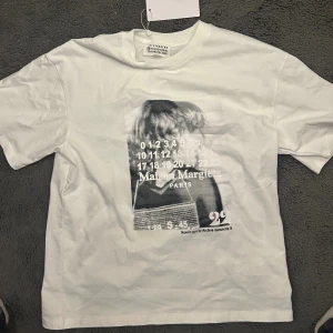 Maison margiela T-shirt  - Helt ny med tags kvar. Storlek L och oversized modell. Hör av dig vid minsta lilla fundering!