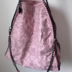 Rosa Stella McCartney liknande väska - Säljer en snygg rosa axelväska i medium storlek. Super fin, får platts med mycket💞💞💞