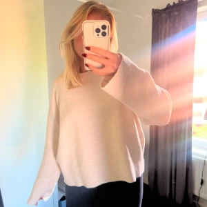 Beige oversized stickad tröja - Superfin beige stickad tröja från ASOS 🩷🩷 Superfint skick!!