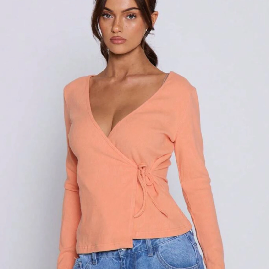 Persikofärgad omlottopp med knyt