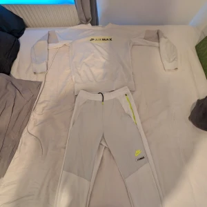 Vit Nike Air Max dress - Sällsynt Nike Air Max sweatshirt i vit med grå detaljer på ärmarna och gul Air Max-logga på bröstkorgen. Tröjan har rund hals och långa ärmar, tillverkad i mjukt material som passar perfekt för chill eller träning. Snygg och sportig stil med clean look. För frågor, bilder osv är de bara att skriva (: pris går att diskutera som vanligt 