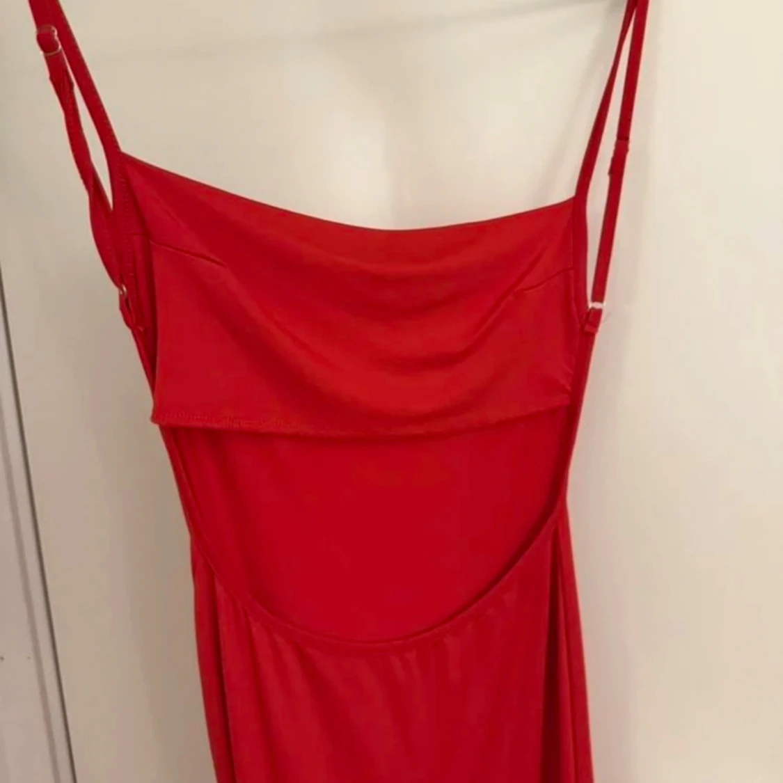 Röd långklänning med öppen rygg - 3