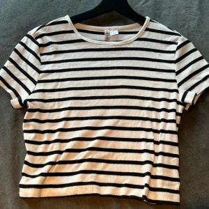 Randig t-shirt - T-shirt från H&M. Storlek XL, men är liten i storleken. I princip oanvänd, endast använd vid enstaka tillfällen. 