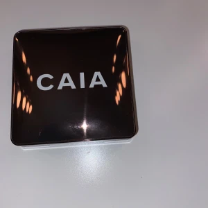 CAIA glow bronzer  - caia glow bronzer. knappast använd. smörig och glowig bronzer som lägger sig fint & ser ut som hud. jättefin färg. lätt en favorit bronzer. pris kan diskuteras. skriv om ni vill ha fler bilder 💗💗