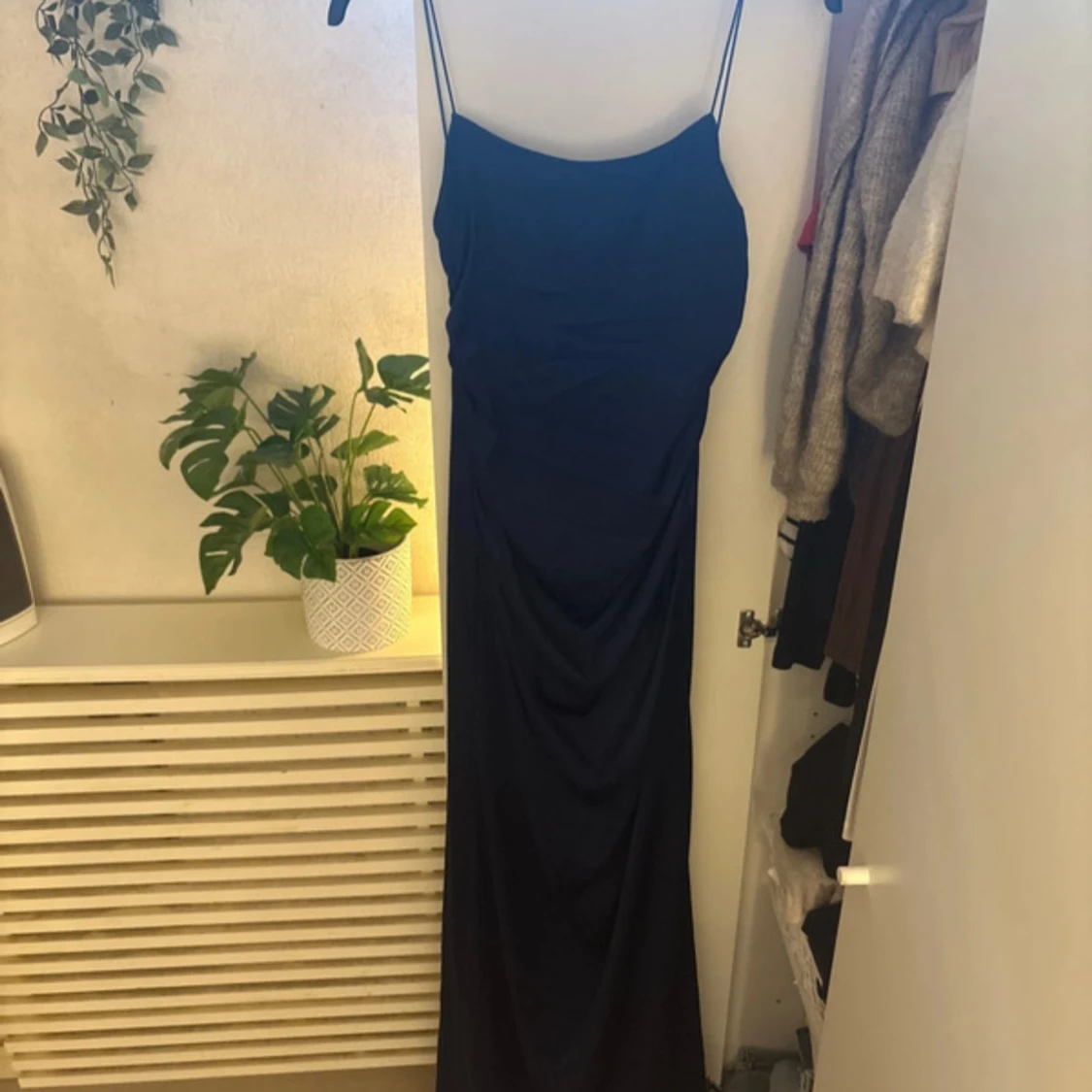 Marinblå långklänning från Nelly