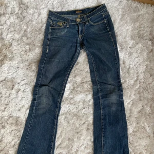 Lågmidjade jeans  - Lågmidjade jeans som är storlek 25w/32l. 