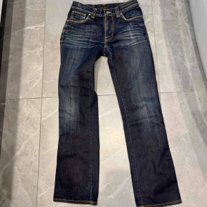 Nudie jeans - Säljer dessa riktigt snygga nudie jeans med sköna fades!! Dom är i modellen Slim Jim och sitter mer rakt. Dom är i bra skick, Skriv vid minsta fråga/fundering👌