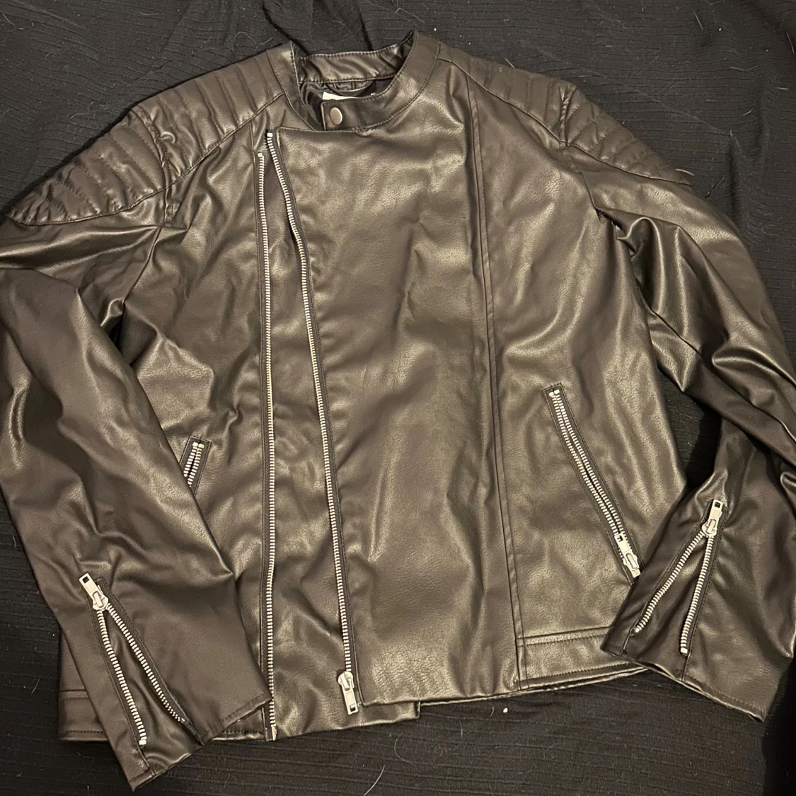 Svart skinnjacka från H&M med dragkedjor