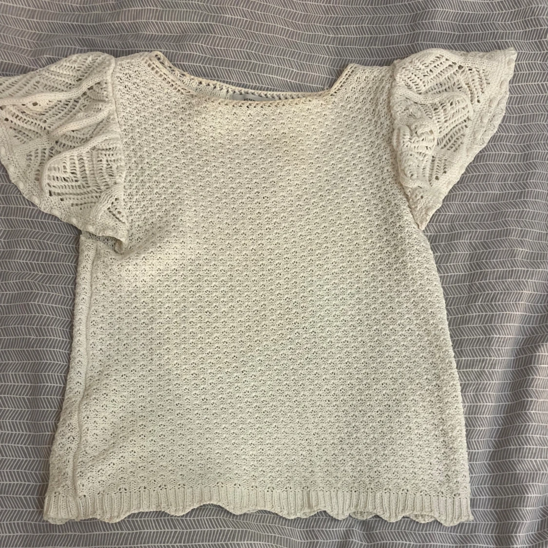 Vit stickad blus med volangärm - 2