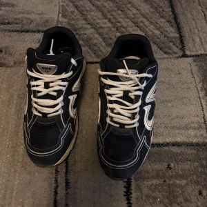 B30 skor - Helt okej skick, fina trendiga skor, inga stora synliga defekter bara smutsiga men går att rengöras själva. 