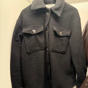 Svart overshirt - Säljer en svart overshirt från Amisu, jätte skön.