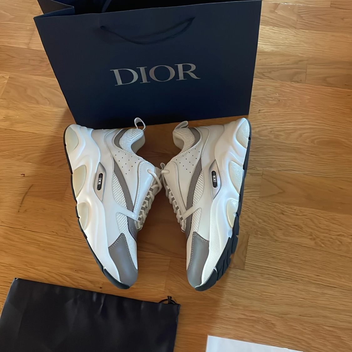  vita Dior b22 skor - 3