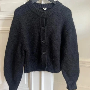 Stickad tröja Arket - Stickad svart kofta från Arket men knappar fram i storlek xs dam. 50% mohair och 50% polyester.