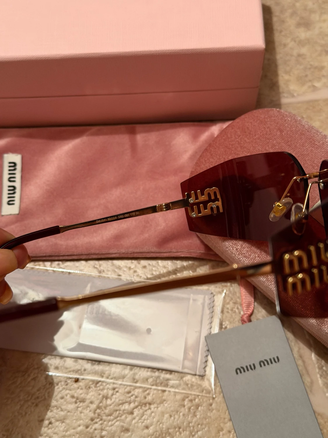 Röda solglasögon från Miu Miu - 2