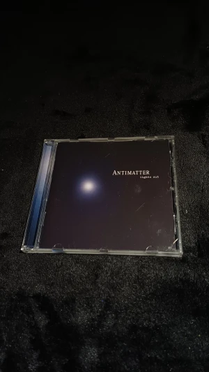 Antimatter Lights Out CD - Antimatter – Lights Out CD i originalfodral. Skivan och omslaget är i gott skick med mindre ytliga repor på plasten. Komplett med låtlista och innertryck. Perfekt för samlare eller fans av atmosfärisk rock.