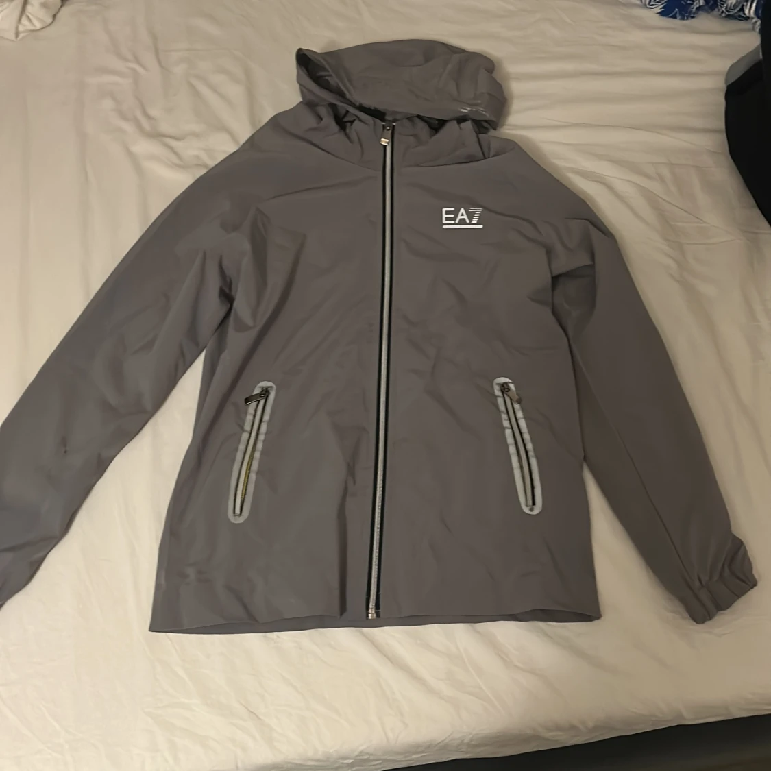 Grå EA7 vindjacka med huva