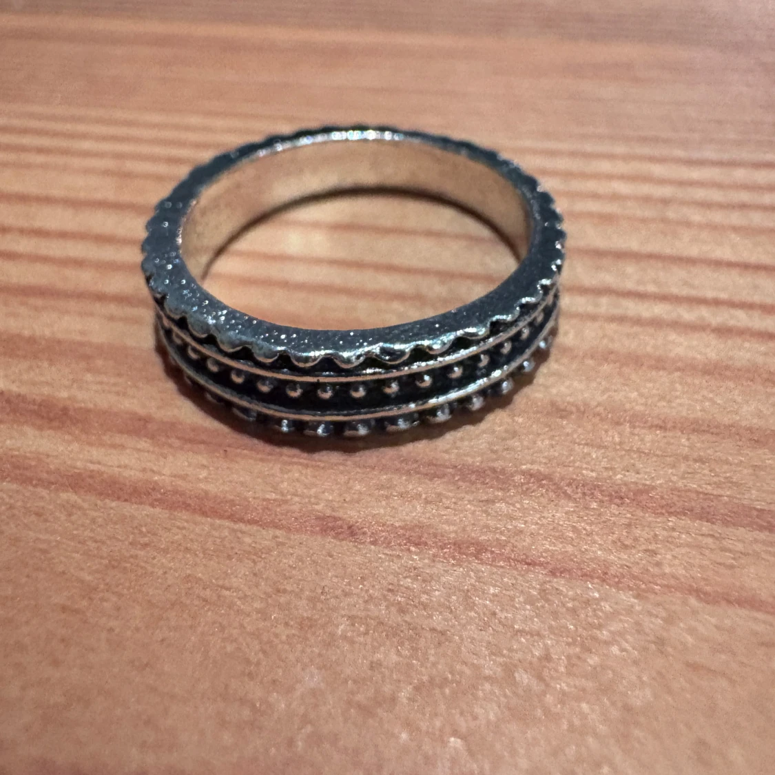 Silverfärgad ring med pärldetaljer - 1