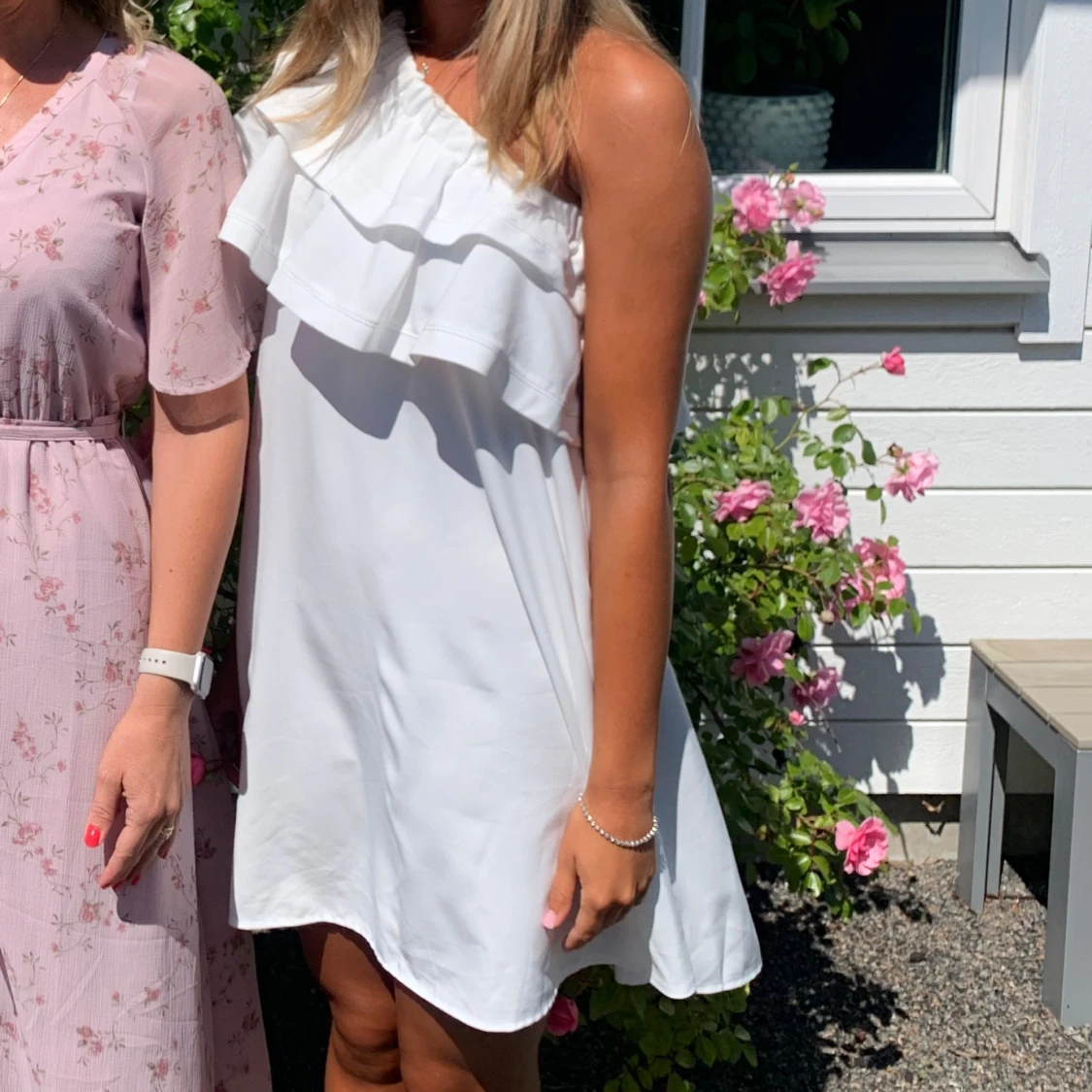 Vit oneshoulder klänning med volang - 1