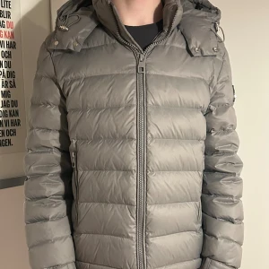 Bvaldi  - Snygg grå pufferjacka från Bvaldi i storlek XS. Den är i nästan helt nytt skick och sitter perfa👌