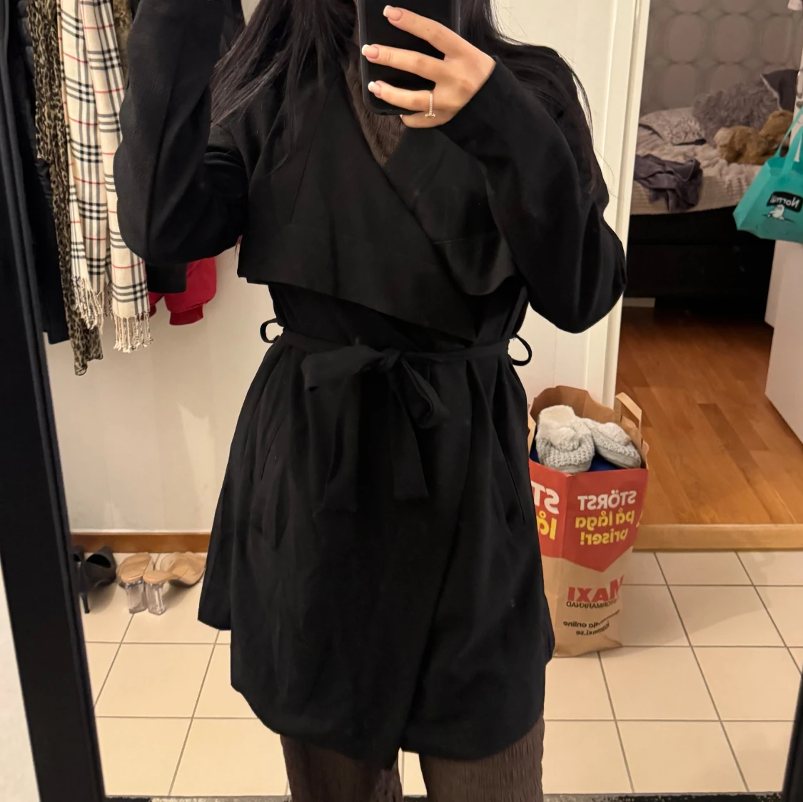 Svart trenchcoat med bälte - 1