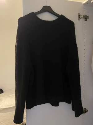 Stickad tröja  - Stickad tröja, säljer pga har för många, jätte fint skick inga defekter