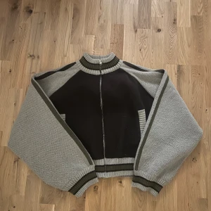 Knitted bomberjacket Jaded LDN - Säljer en stickad bomberjacka från Jaded LDN. Nypris 1400kr
