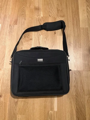 Data Väska / Data Case - Svart data väska till salu. Mycket praktisk och enkel att bära/ta med. Bra skick men lite slitage på handtaget. Väskan är från märket Deltaco. PRIS KAN DISKUTERAS 