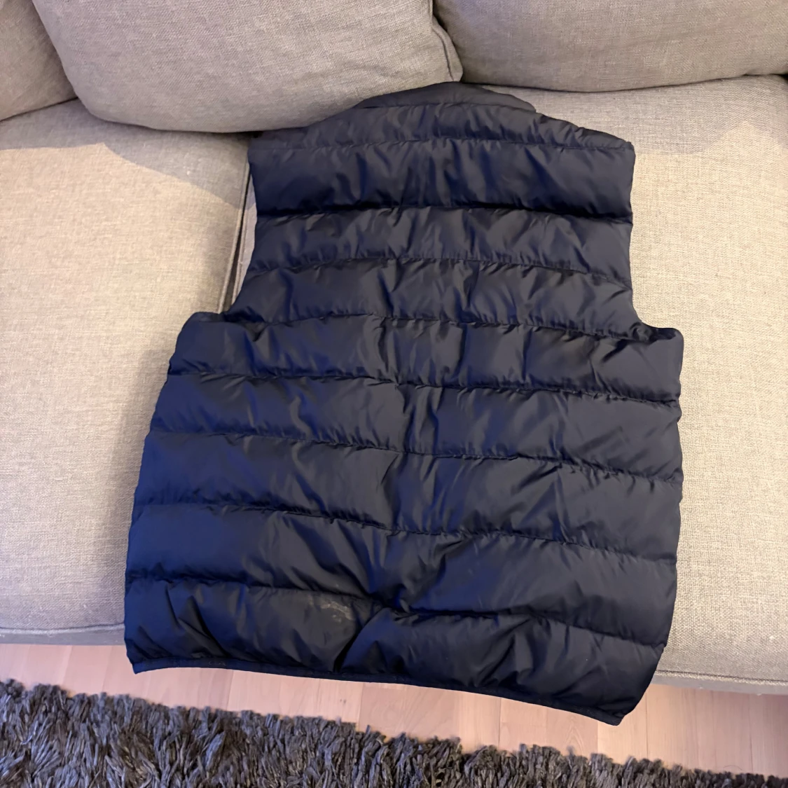 Svart dunväst från GANT - 1