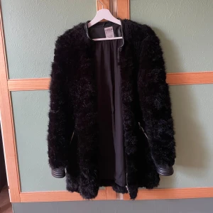 Svart pälsjacka från Zara Trafaluc - Säljer en svart pälsjacka från Zara Trafaluc Outerwear Collection. Jackan har fluffig yta, rund hals och dragkedjor vid fickorna. Snygga detaljer med quiltade muddar i skinnimitation. Perfekt för dig som vill ha en cool och varm look, speciellt nu inför vintern ❄️⛄️🧥😍✨ Stl L!!! Fint skick!!! Ser ut precis som på bilden🥰 Pris kan diskuteras vid intresse! 🌟