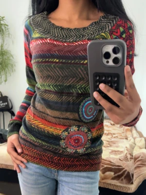 Tröja Desigual - Statement tröja från Desigual som är varm och skön. Perfekt för kyligare väder när man vill vara varm och snygg