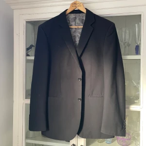 Svart kavaj  - Mel Richman. Storlek M/48/38