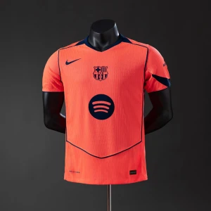 FC Barcelona third jersey, Pedri #8, Size:M - Säljer en FC Barcelona matchtröja med Pedri 8 på ryggen. Tröjan är orange med mörkblå detaljer och har klubbmärke, Nike-logga och Spotify som sponsor framtill. Tillverkad i lätt, ventilerande polyester med korta ärmar och V-ringad krage.
