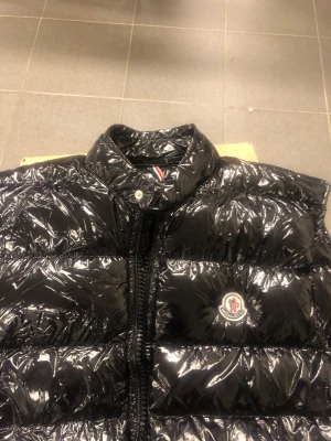 En väst  - En jätte snygg väst för både män och kvinnor, jag vet inte om den är äkta eller inte men jag köpte den för 2000kr!! Andvänt en till två gånger så i perfekt skick och som helt ny!  