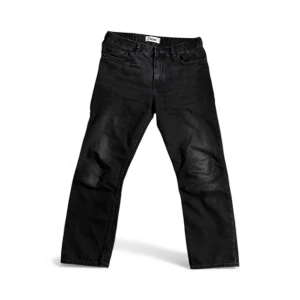 Svarta jeans från Acne Studios - Acne Studios svarta jeans, storlek 34, 100% bomull. Dessa jeans är i utmärkt skick, sparsamt använda och väl omhändertagna. En mångsidig och tidlös modell som passar utmärkt för både vardag och mer uppklädda tillfällen. Tillverkade av kvalitetsmaterial, vilket garanterar både komfort och långvarighet. För ytterligare information om byxorna, inklusive mått eller pris, tveka inte att kontakta mig. Ser fram emot din förfrågan!   \#acnestudios \#svartajeans \#jeans \#storlek34  \#säljes \#se