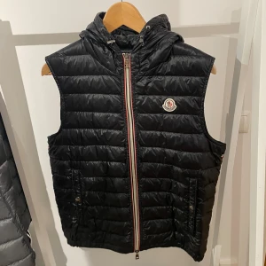 Moncler väst  - Säljer denna feta moncler väst med luva. Ovanlig modell, äldre. Bra skick. Storlek 2 motsvarande S/M. 3299, priset diskuterbart vid snabb affär.