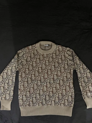 Beige stickad tröja med mönster - PRIS KAN DISKUTERAS, tröjan skulle även passa storlk m eftersom att den är stretchig av sig. Den har inga fel eller så använt den endast 1 gång! Tröjan är perfekt för vintern så den är super varm❤️