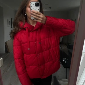 Röd pufferjacka  - Fin röd jacka från Vero Moda❤️
