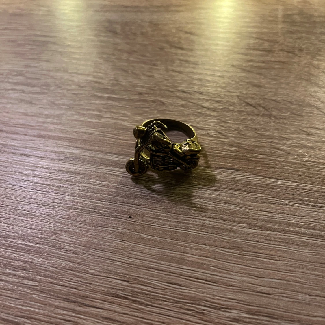 Guldfärgad ring med motorcykel - 1