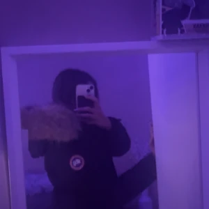 (DISKUTERAR PRISET)Svart dunjacka Canada Goose S  - (Vi diskuterar om priset!)Svart dunjacka från Canada Goose med fluffig päls på huvan och klassisk logga på ärmen. Jackan har dragkedja och knappar framtill, flera fickor och quiltad design. Perfekt för kalla vinterdagar och har en riktigt snygg, tidlös look.
