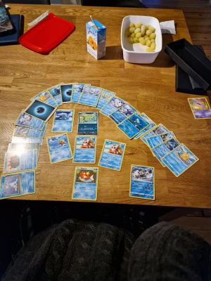 Pokémonkort - Vattentema - Samling av Pokémonkort med fokus på vattenpokémon! Perfekt för dig som vill bygga en cool vattenlek eller bara gillar Magikarp, Dewgong och andra klassiska vattenfigurer. Färgglada kort som passar både samlare och spelare. Fånga dem alla och utmana dina vänner!