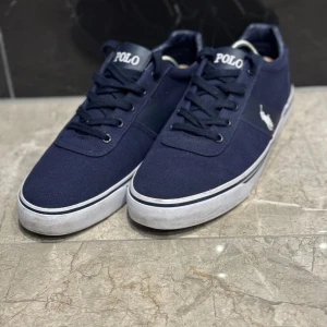 Mörkblå sneakers från Polo Ralph Lauren - Säljer mina  Polo Ralph Lauren skor köpta i våras men använt inte många gånger. Köpte dom för 1699 säljer dom för 500kr skriv vid frågor !! 