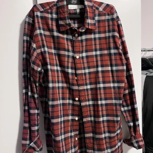 Rutig skjorta från Selected Homme - Endast testad. Nyskick! Brun/vinröd skjorta. 