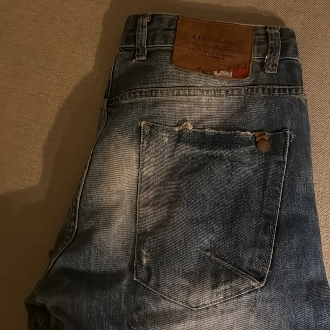 Blå slitna jeans från Saliglias7 - 1