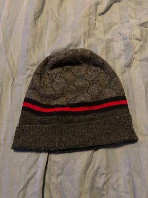 Varm & skön mössa nu till vintern - En riktigt snygg mössa som passar perfekt nu till vintern, det finns ett litet hål på mössan som är med på bild 2 men det går nog att lösa.