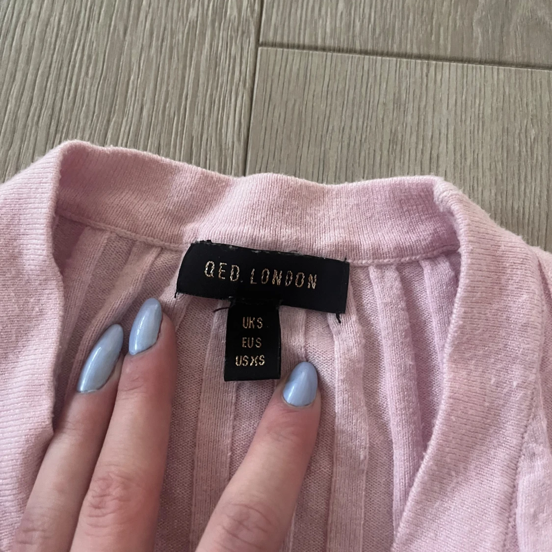 Ljusrosa ribbad kofta från QED London - 2