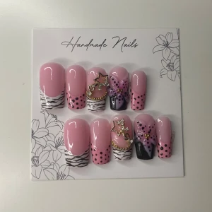 Press on nails - Handgjorda gelé naglar 💅 . Klisterlappar, fil, pusher, nagelolja och desinfektions lappar följer med!☺️storlek M